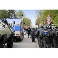 _DSC3736 Polizeikräfte mit Wasserwerfer - 